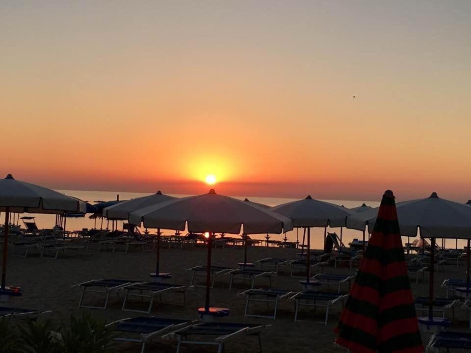 Le Rose Beach & Suites Appartamenti Fronte Mare A Villarosa Martinsicuro Bagian luar foto